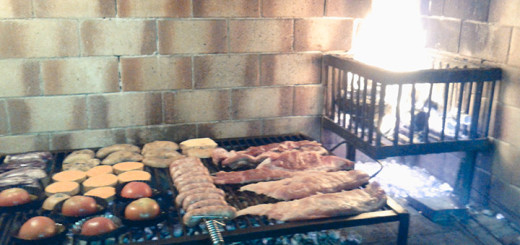 Encender el fuego para el asado